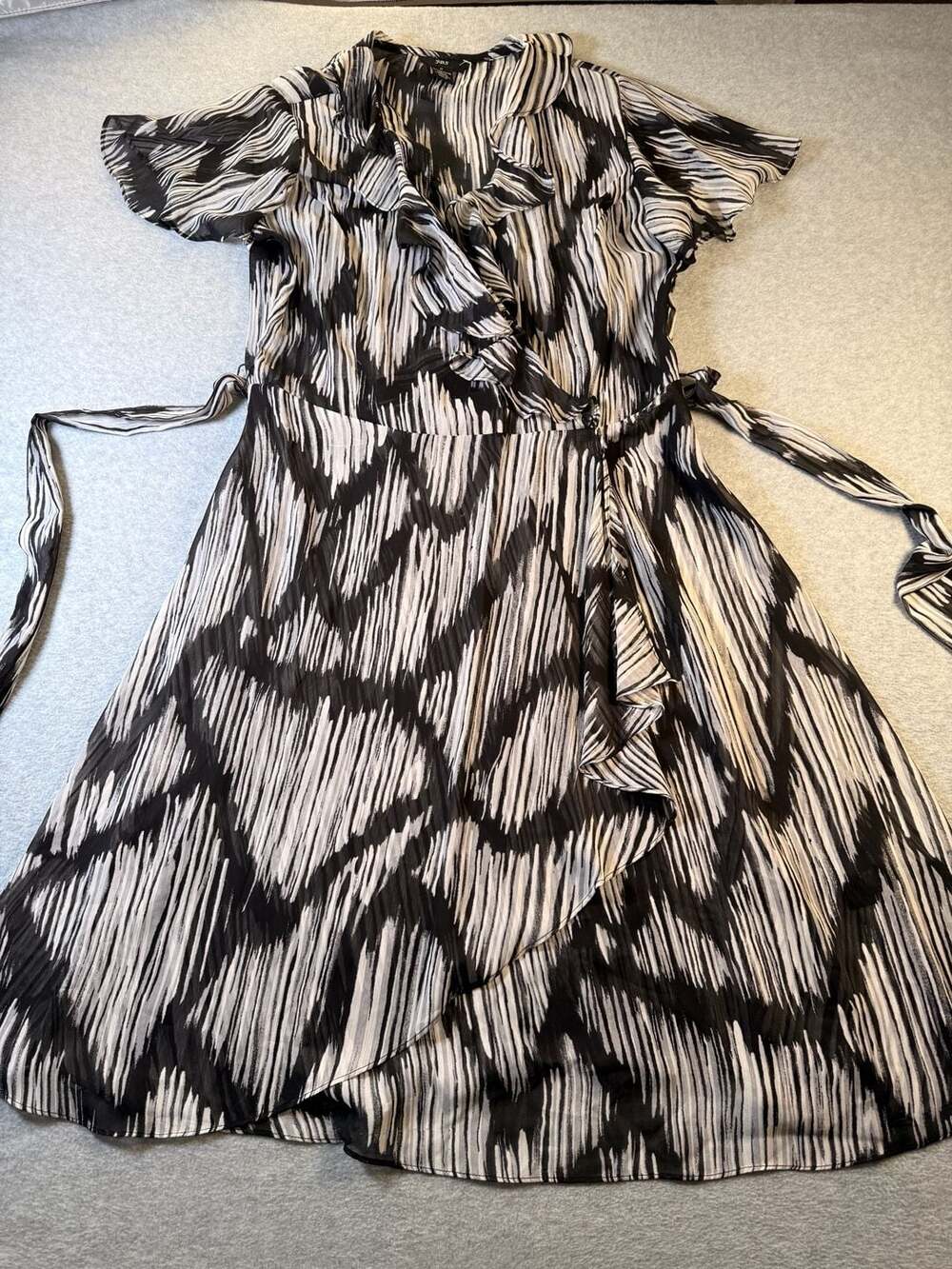 JBS Black and White Abstract Printed Ruffle Short Sleeve Wrap Dress Size 12